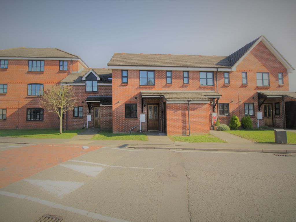 3 bed terraced house to rent in Chertsey Road, Byfleet, West Byfleet