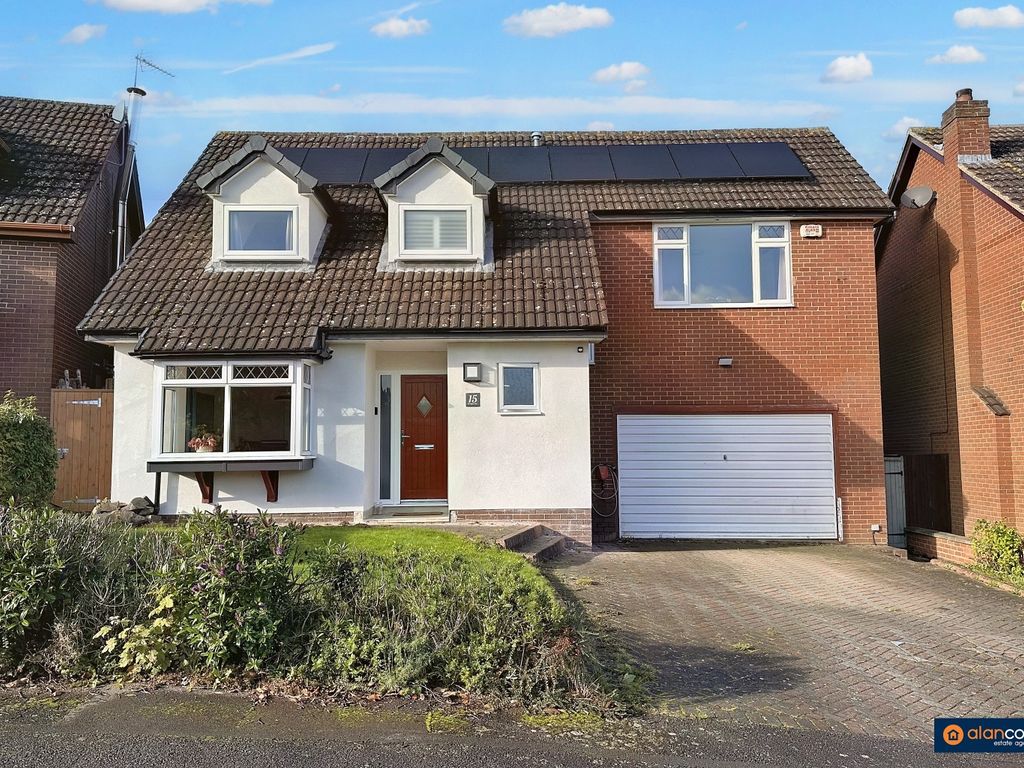 4 bed detached house for sale in Cherryfield Close, Hartshill, Nuneaton