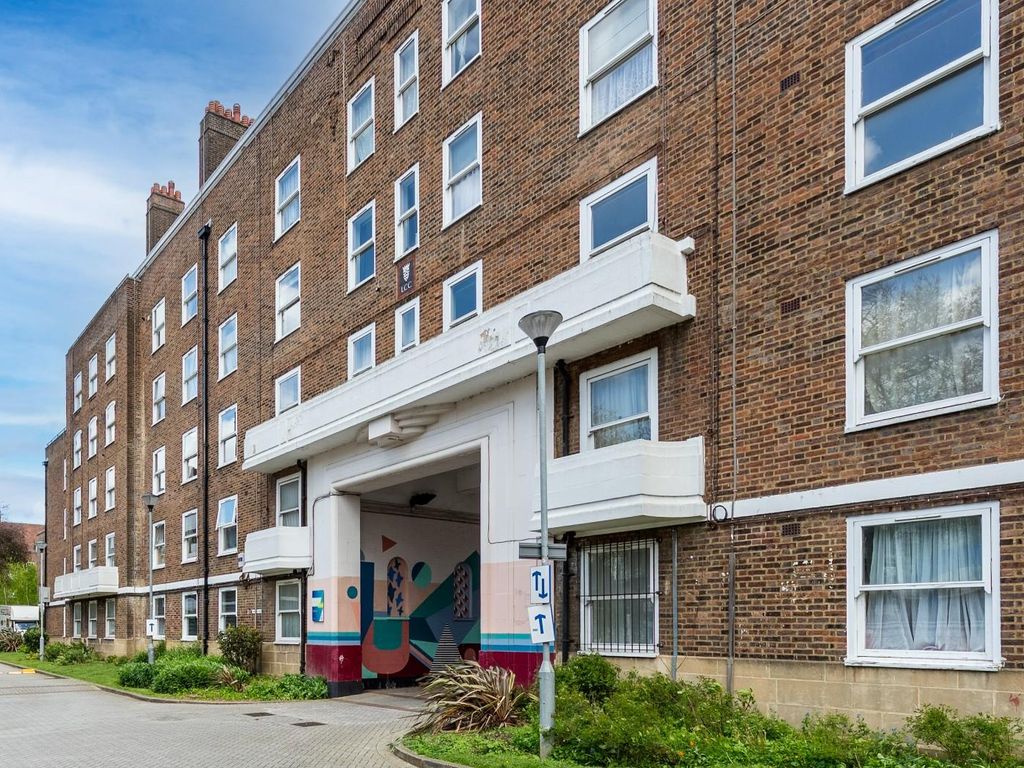 2 bed flat for sale in Stamford Hill, London N16, £400,000 Zoopla