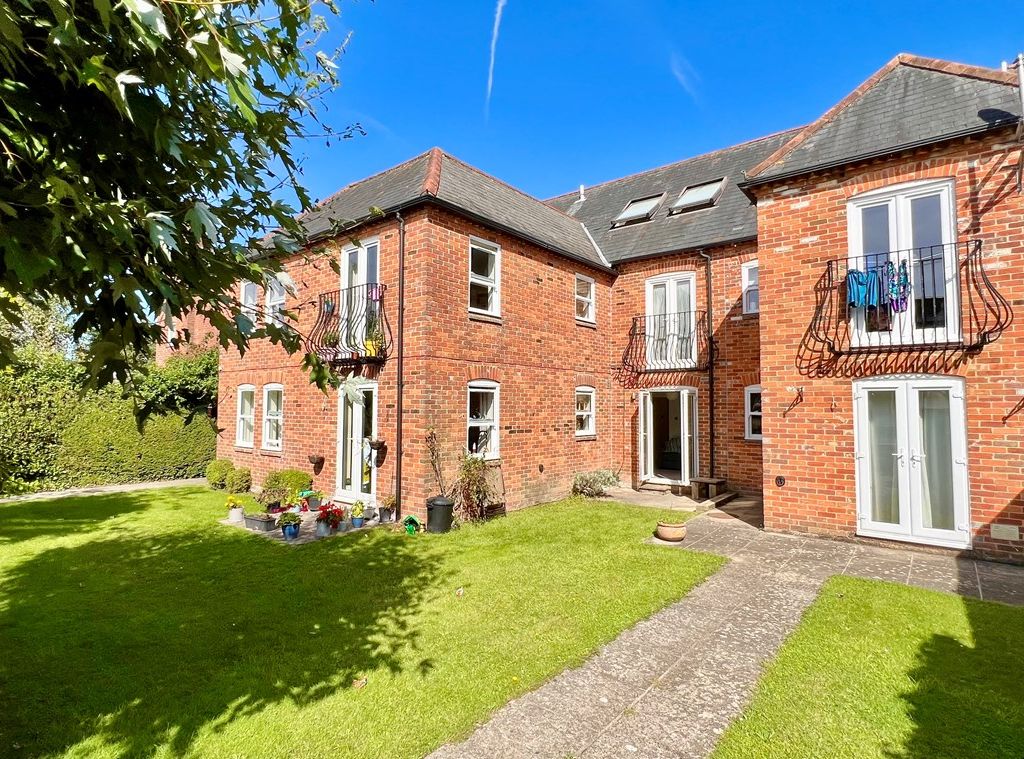 1 bed flat for sale in Waterloo Road, Lymington SO41, £220,000 Zoopla