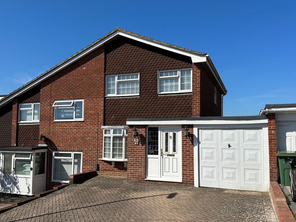 3 bed semidetached house for sale in Waltham Close, Fareham PO16, £
