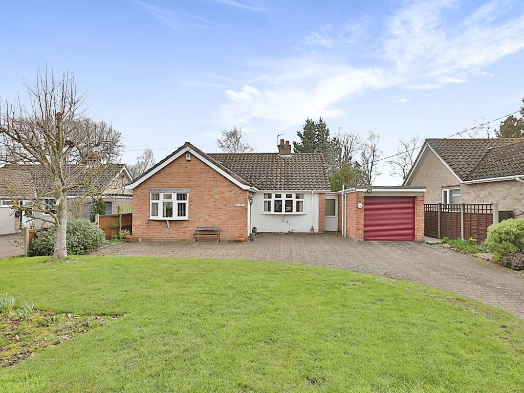 3 bed detached bungalow for sale in Church Road, Yelverton, Norwich