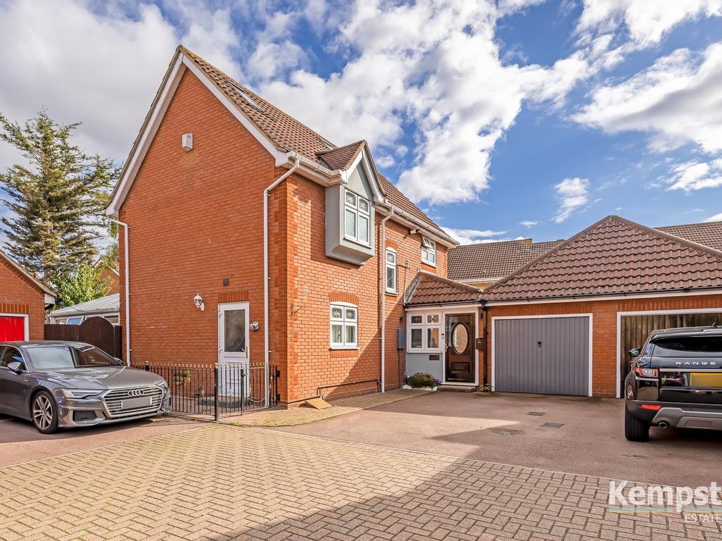 3 bed detached house for sale in Andrea Avenue, Chafford Hundred, Grays