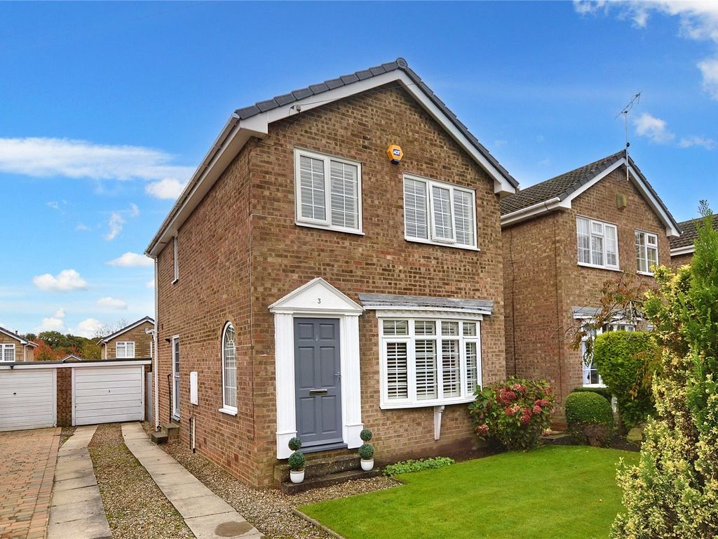 3 bed detached house for sale in Parkways Garth, Oulton, Leeds LS26, £