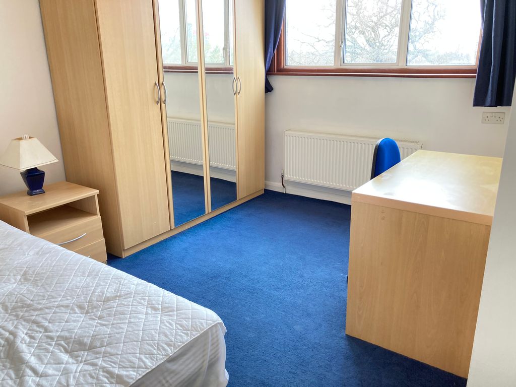 3 bed shared to rent in Very Near Brunswick Road Area