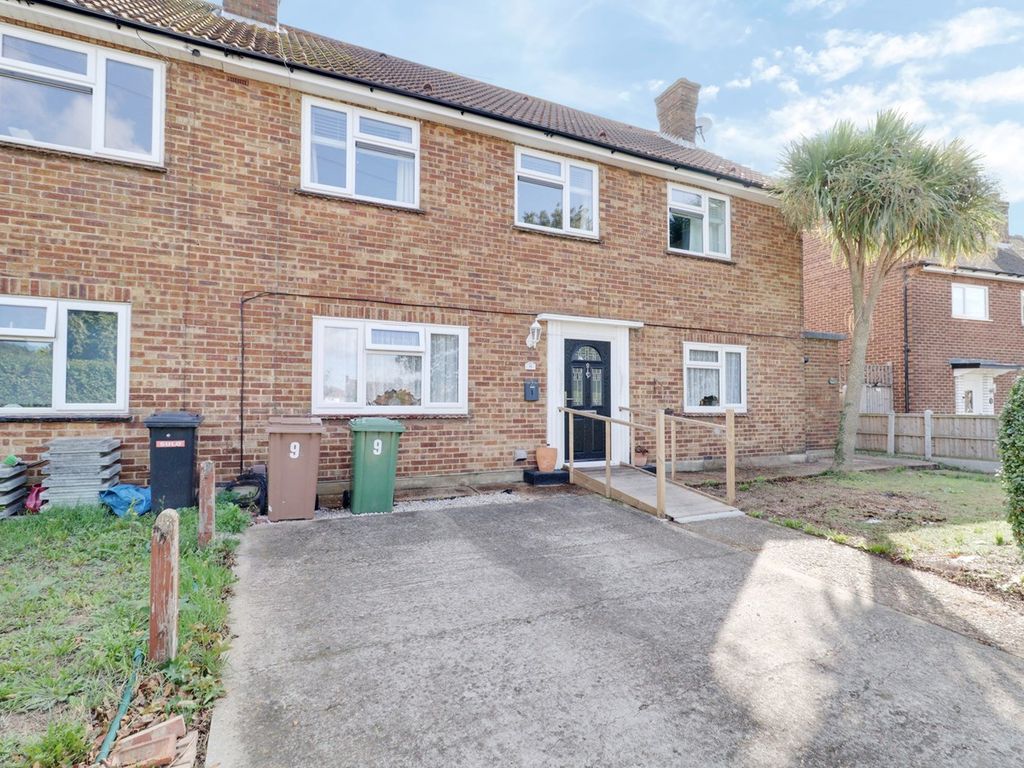 2 bed for sale in Queenstown Gardens, Rainham RM13, £300,000