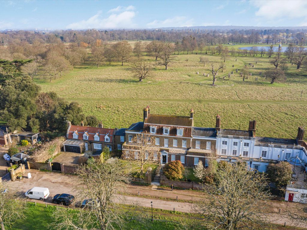 8 bed end terrace house for sale in Hampton Court Road, East Molesey