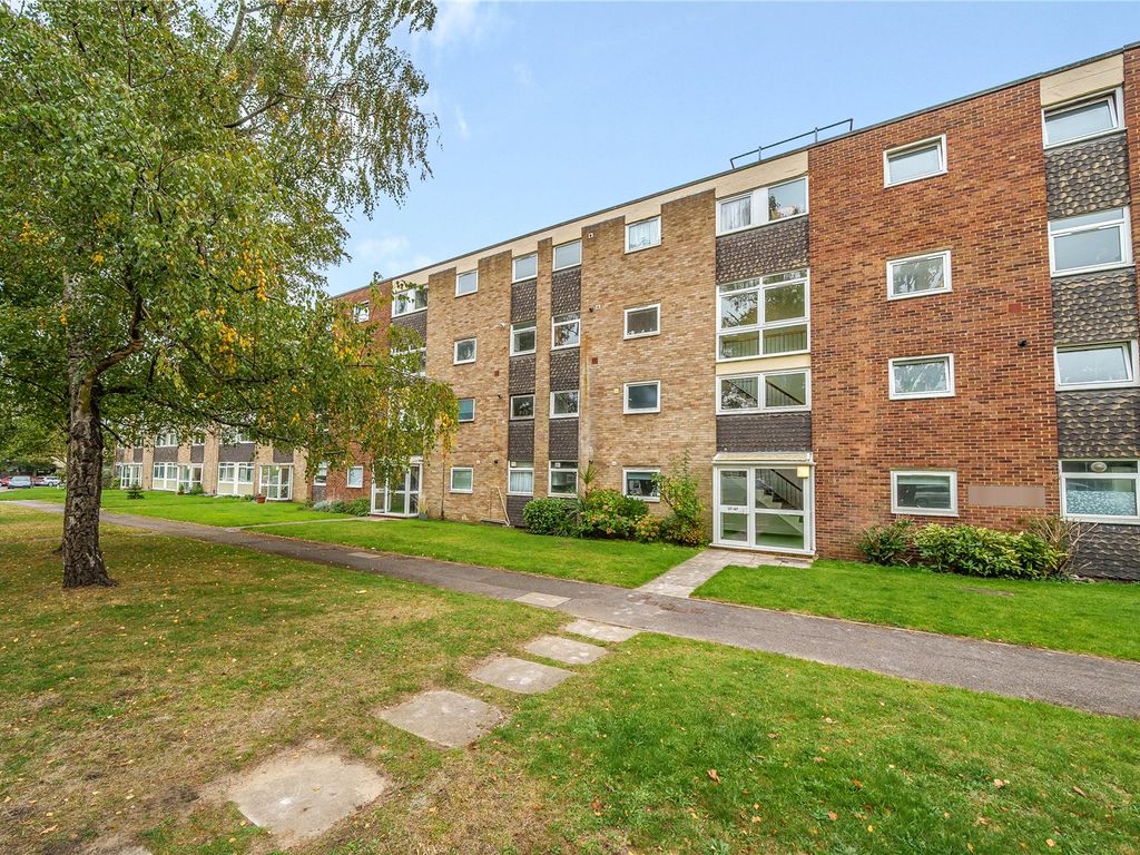 3 bed flat for sale in Trafalgar Drive, WaltonOnThames KT12, £395,000