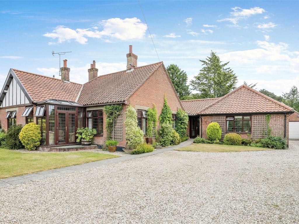 4 bed bungalow for sale in St. Avenue, North Walsham, Norfolk