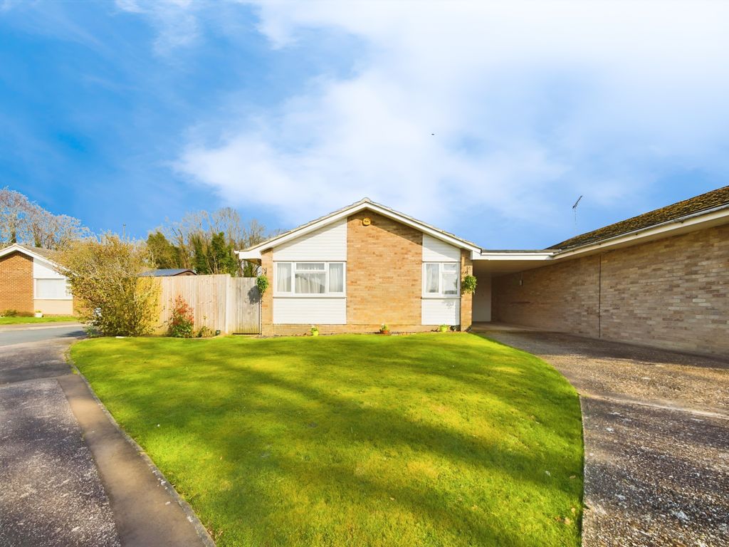 2 bed link detached house for sale in The Poplars, Horsham RH13, £