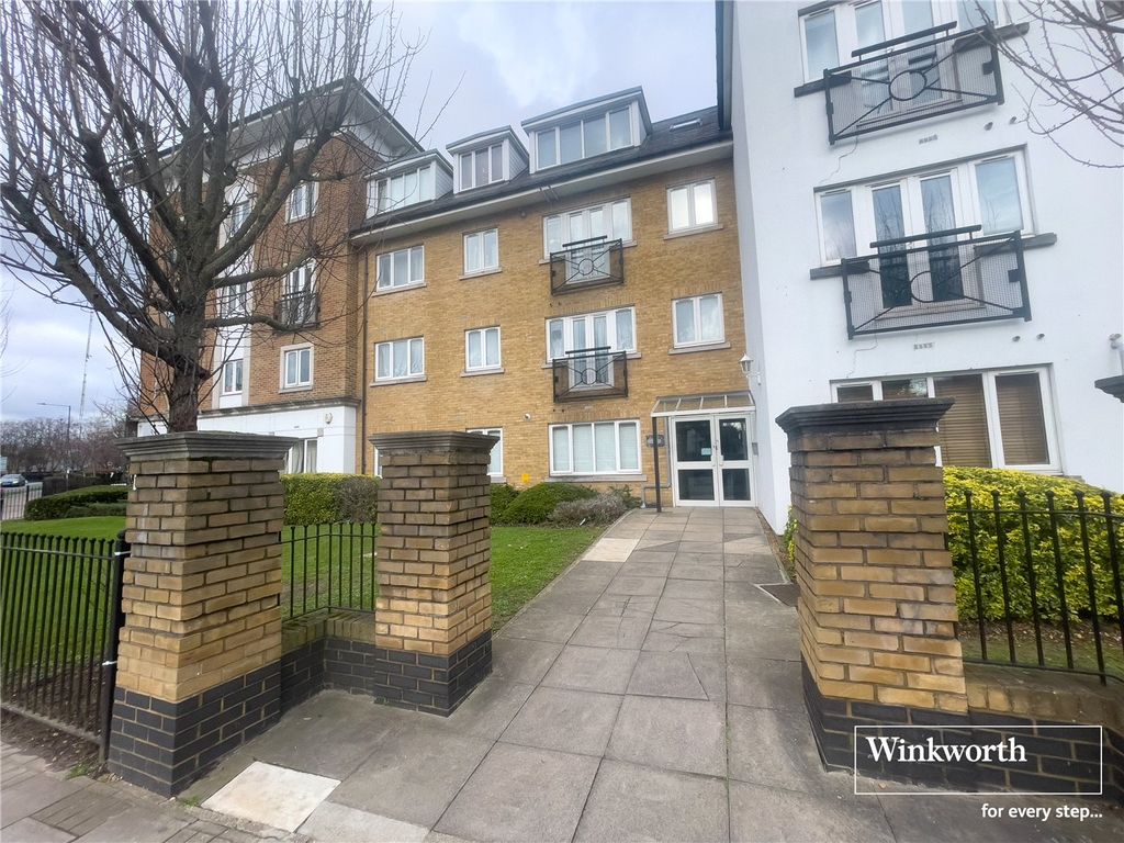2 bed flat for sale in Forty Avenue, Wembley, Middlesex HA9, £365,000