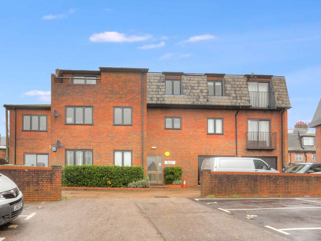 2 bed flat to rent in Adelaide Street, St Albans, Herts AL3, £1,550 pcm