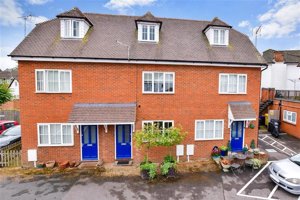 2 bed terraced house to rent in High Street, Staplehurst, Tonbridge