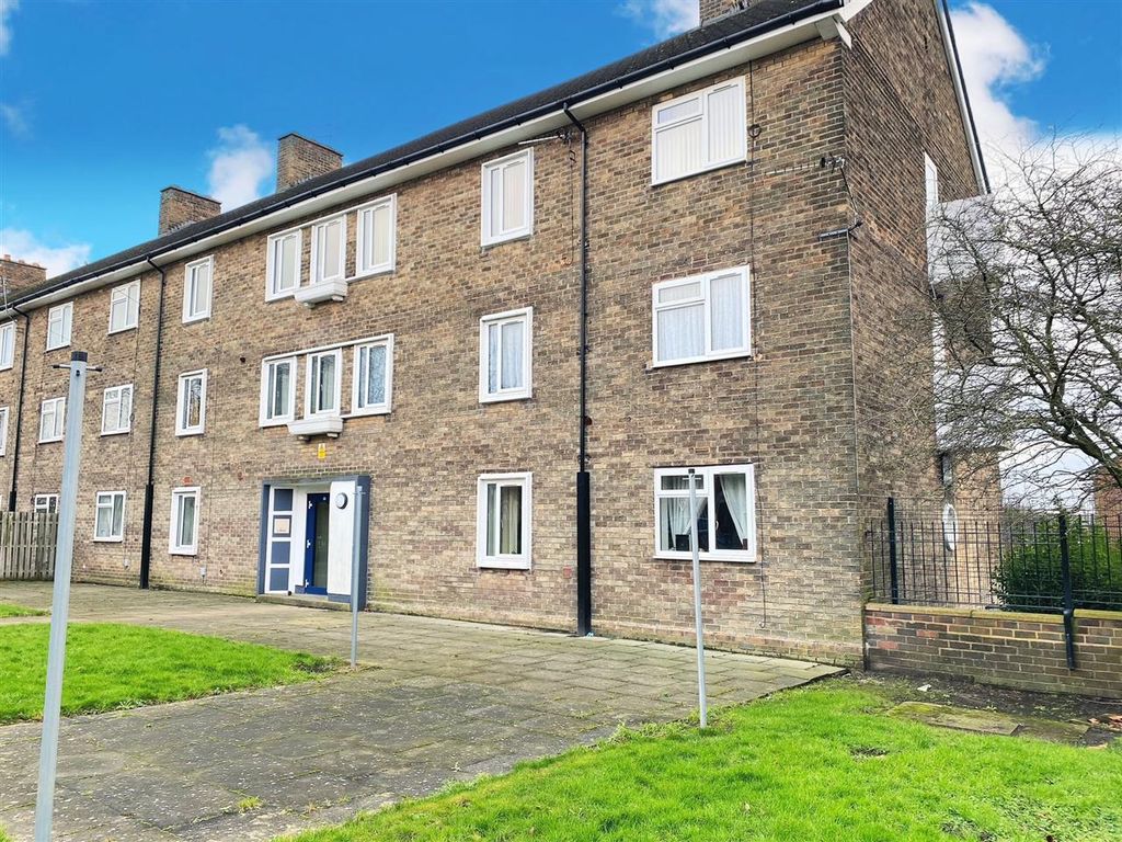3 bed flat for sale in The Green, Stoneycroft, Liverpool L13, £99,950