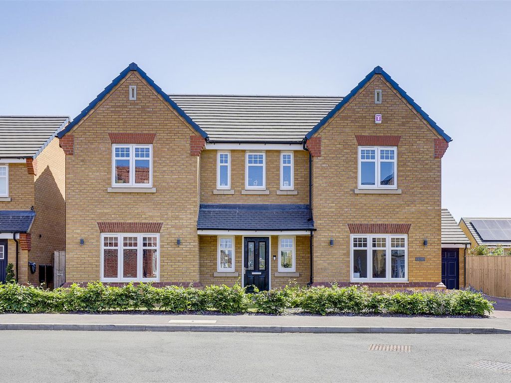 5 bed detached house for sale in Airfield Way, Hucknall