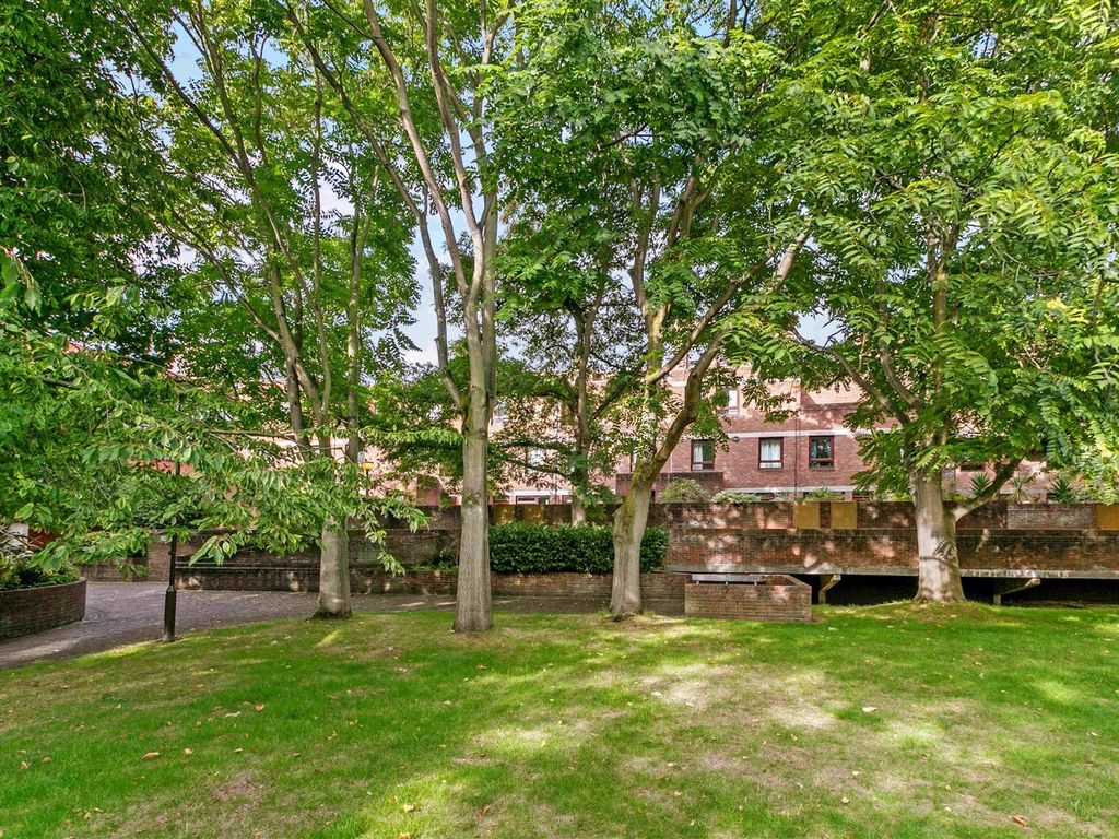 Lily Close, St Paul's Court, London W14  