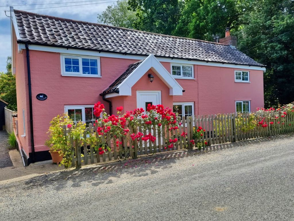 2 bed detached house for sale in Swan Road, Worlingworth IP13, £365,000