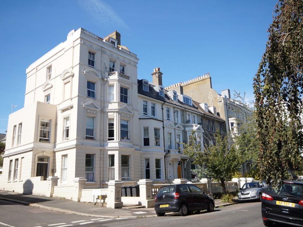 2 bed flat to rent in Charles Road, St. LeonardsOnSea TN38, £950 pcm
