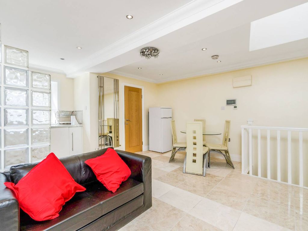 2 bed flat to rent in Westbourne Grove, Westbourne Grove, London W2, £