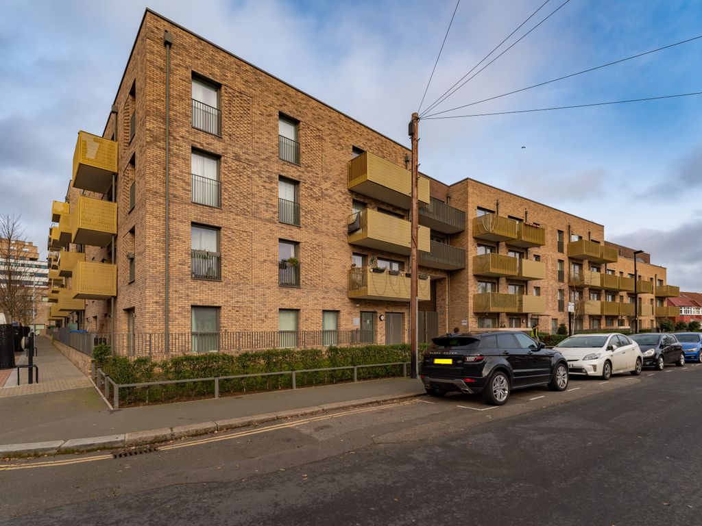 New home, 2 bed flat for sale in Selbourne Avenue, Hounslow TW3, £