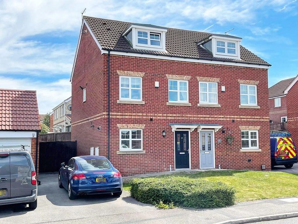 3 bed semidetached house for sale in Kingsway, Grimethorpe, Barnsley