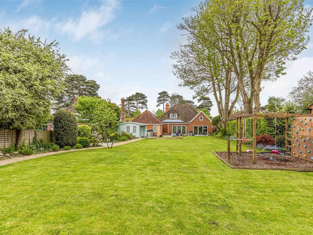 5 bed detached house for sale in The Avenue, Fareham PO14, £900,000