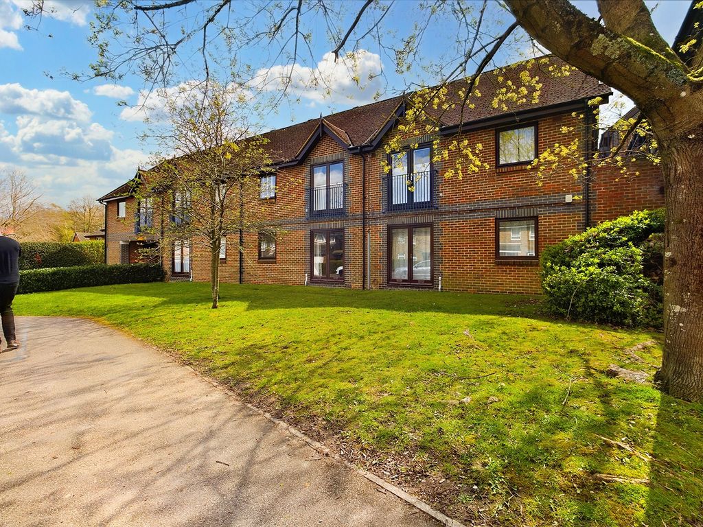 1 bed for sale in The Ridings, Worth RH10, £195,000 Zoopla