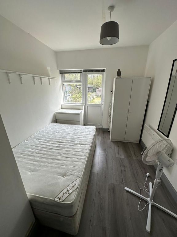 1 bed flat to rent in Fruen Road, Feltham TW14, £1,250 pcm Zoopla