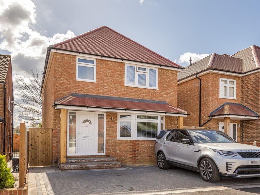 3 bed detached house for sale in Egerton Avenue, Hextable, Swanley BR8