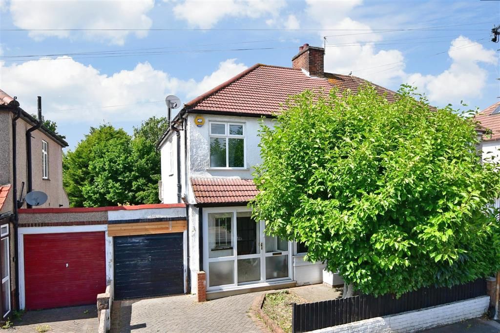 3 bed semidetached house for sale in Gomshall Avenue, Wallington