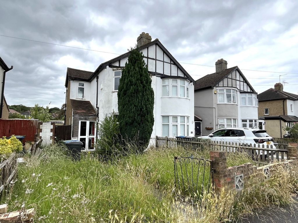2 bed end terrace house for sale in Maltby Road, Chessington, Surrey