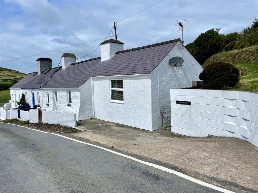 2 bed end terrace house for sale in Bryn Chwilog, Uwch Mynydd, Nr