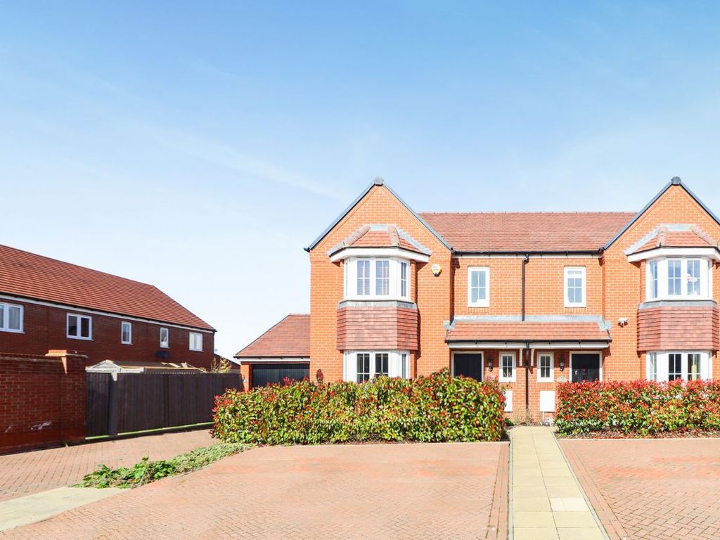 3 bed semidetached house for sale in Lacewing Drive, Biddenham