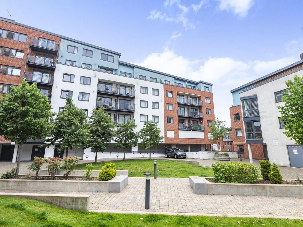 2 bed flat to rent in The Courtyard, Southwell Park Road, Camberley