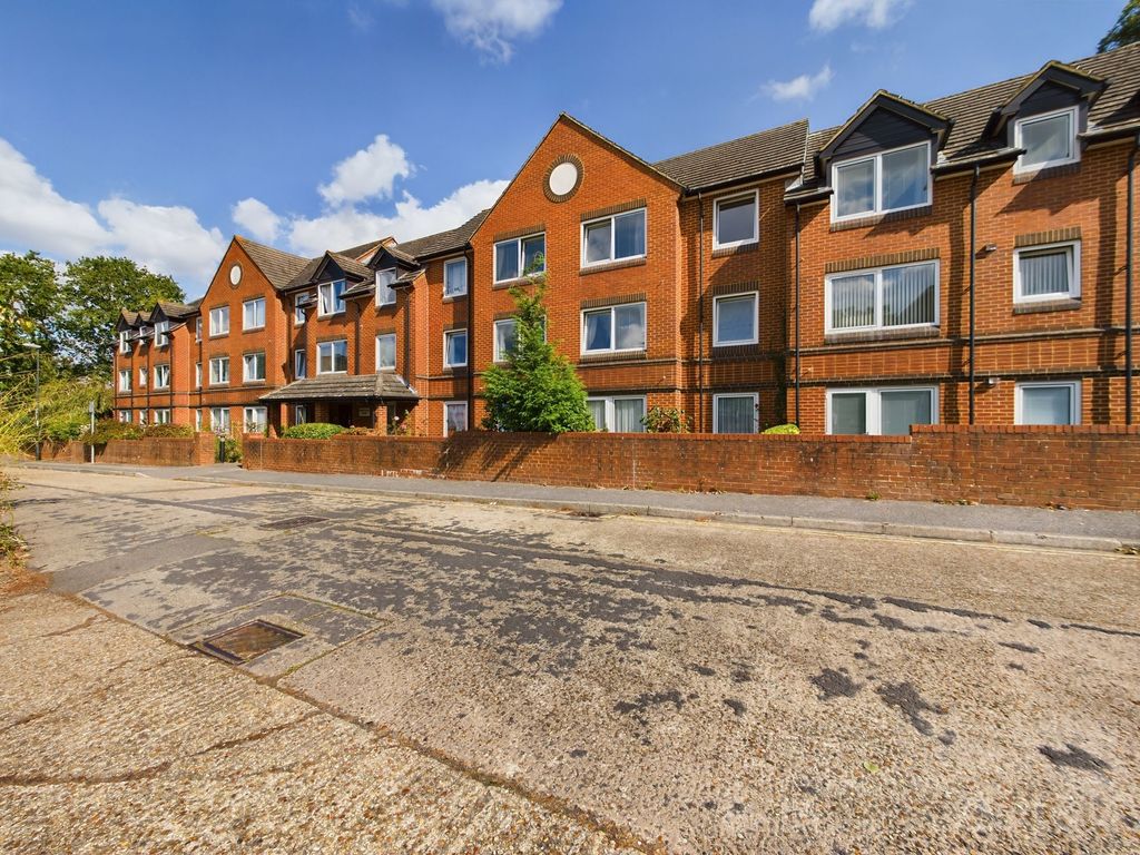 2 bed flat for sale in Oak Road, Homethorne House Oak Road RH11, £