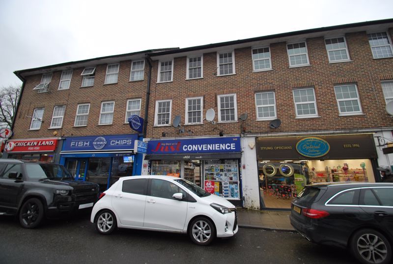 3 bed flat to rent in Ace Parade, Hook Road, Chessington KT9, £2,000