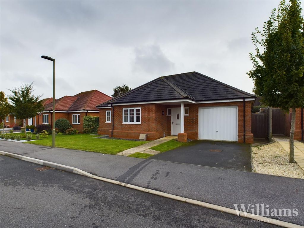 3 bed detached bungalow for sale in Weavers Branch, Thame, Oxfordshire