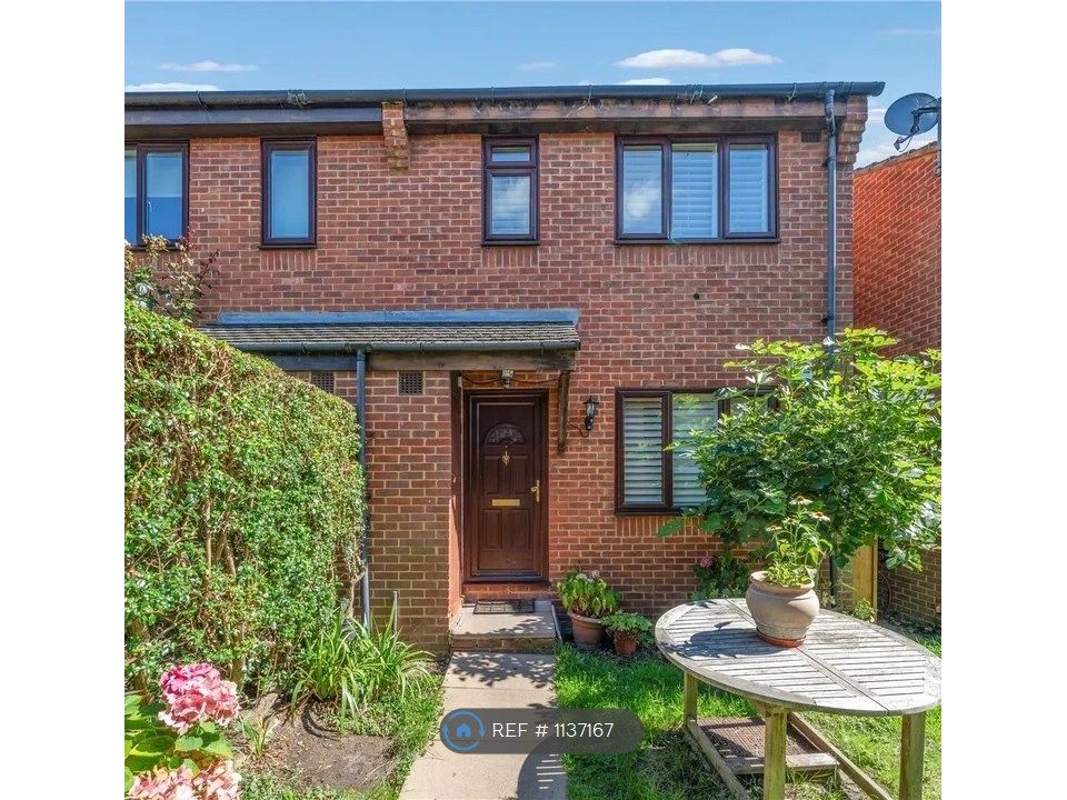 1 bed semidetached house to rent in Campbell Close, London SW16, £