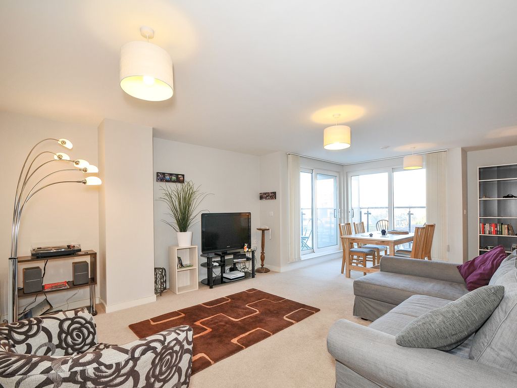 1 bed flat to rent in High Street, Uxbridge, Middlesex UB8, £1,500 pcm