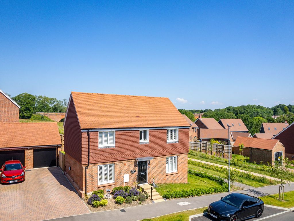 4 bed detached house for sale in Butlers Way, East Grinstead RH19, £
