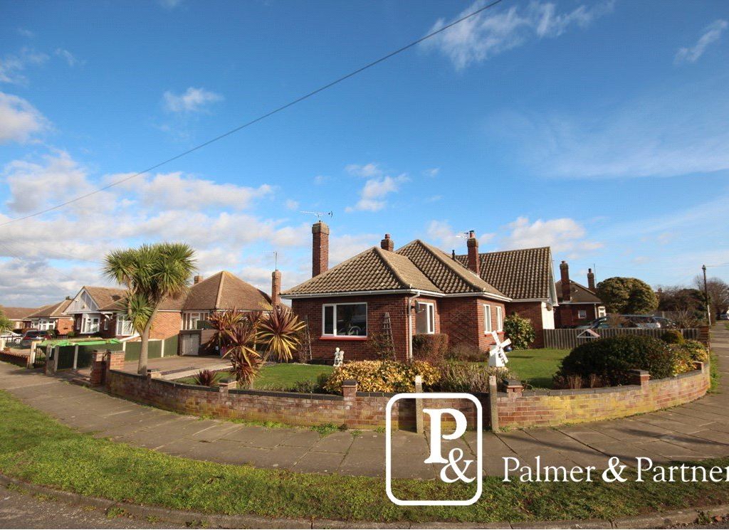 2 bed bungalow for sale in Wyndham Crescent, ClactonOnSea, Essex CO15
