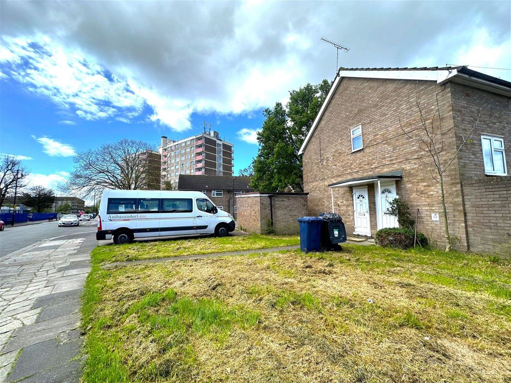 2 bed flat for sale in Radcliffe Way, Northolt UB5, £235,000 Zoopla