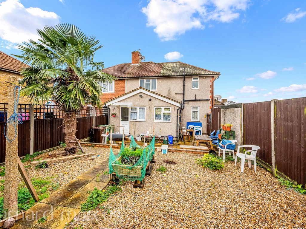 2 bed flat for sale in Tavistock Road, Carshalton SM5, £325,000 Zoopla