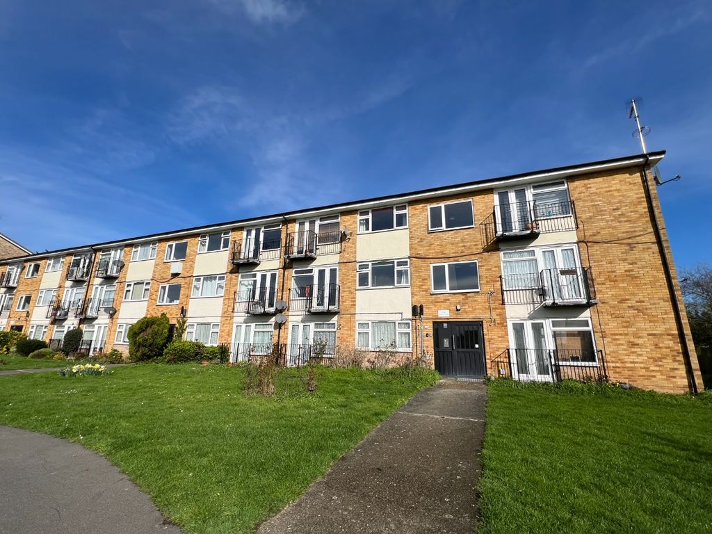 2 bed flat to rent in Essex Close, Rayleigh SS6, £1,100 pcm Zoopla