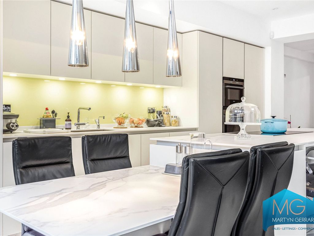 5 bed end terrace house for sale in Midhurst Avenue, Muswell Hill