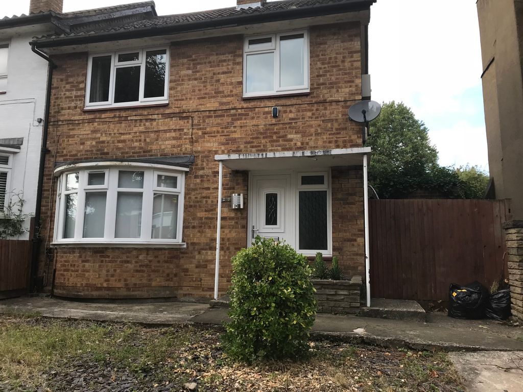 3 bed semidetached bungalow to rent in Quernmore Road, London N4, £