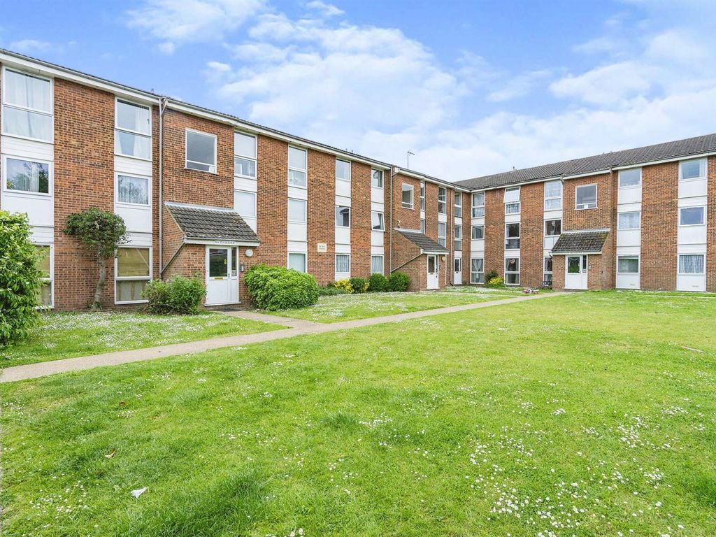 2 bed flat to rent in Clyfton Close, Broxbourne EN10, £1,450 pcm Zoopla