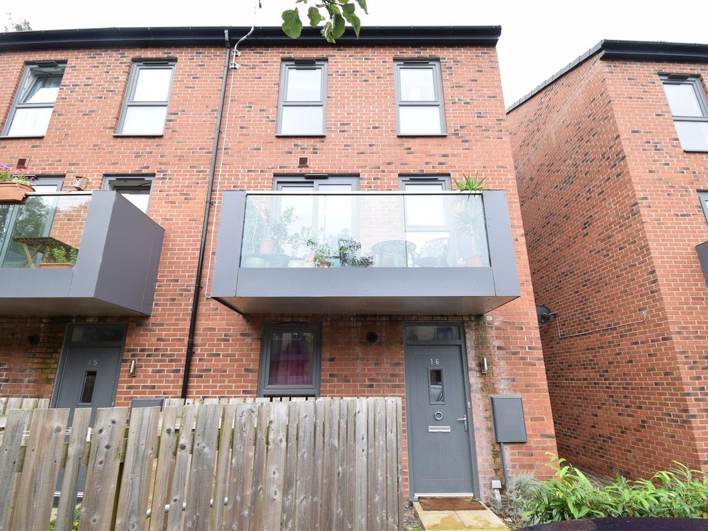 2 bed town house to rent in Carnforth Avenue, Wakefield WF1, £900 pcm