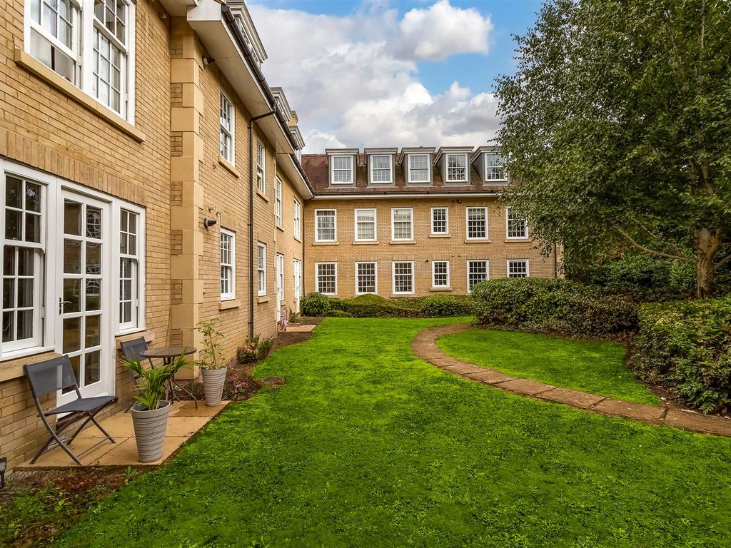 2 bed flat for sale in Brighton Road, Banstead SM7 Zoopla