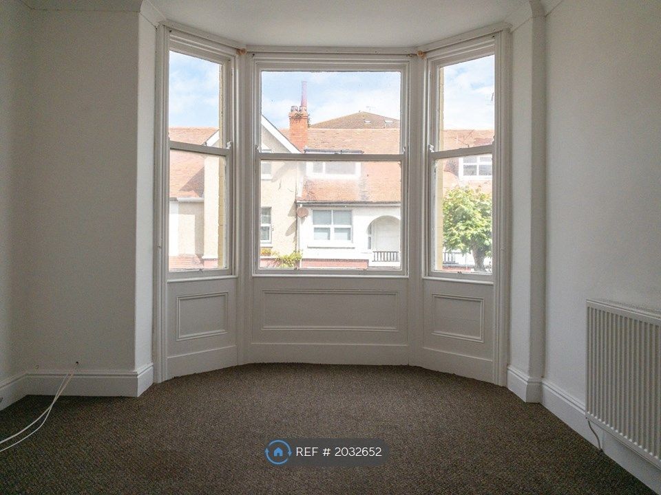 2 bed flat to rent in Victoria Avenue, Llandudno LL30, £775 pcm Zoopla